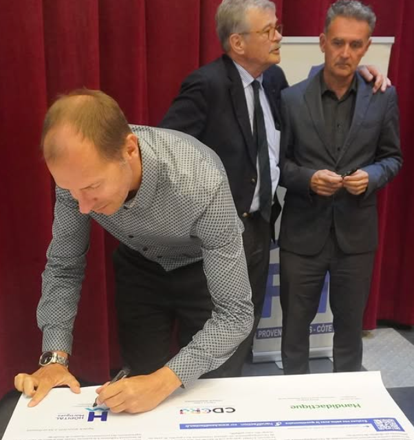 Monsieur Mondoloni CH Martigues - Signature du directeur